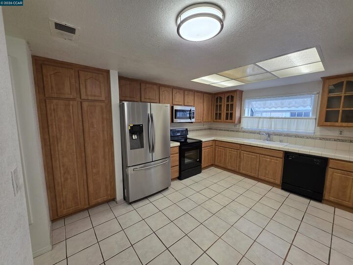 Property Photo:  2581 El Portal Dr C  CA 94806 