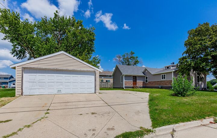 Property Photo:  606 1st Avenue S  IA 50009 