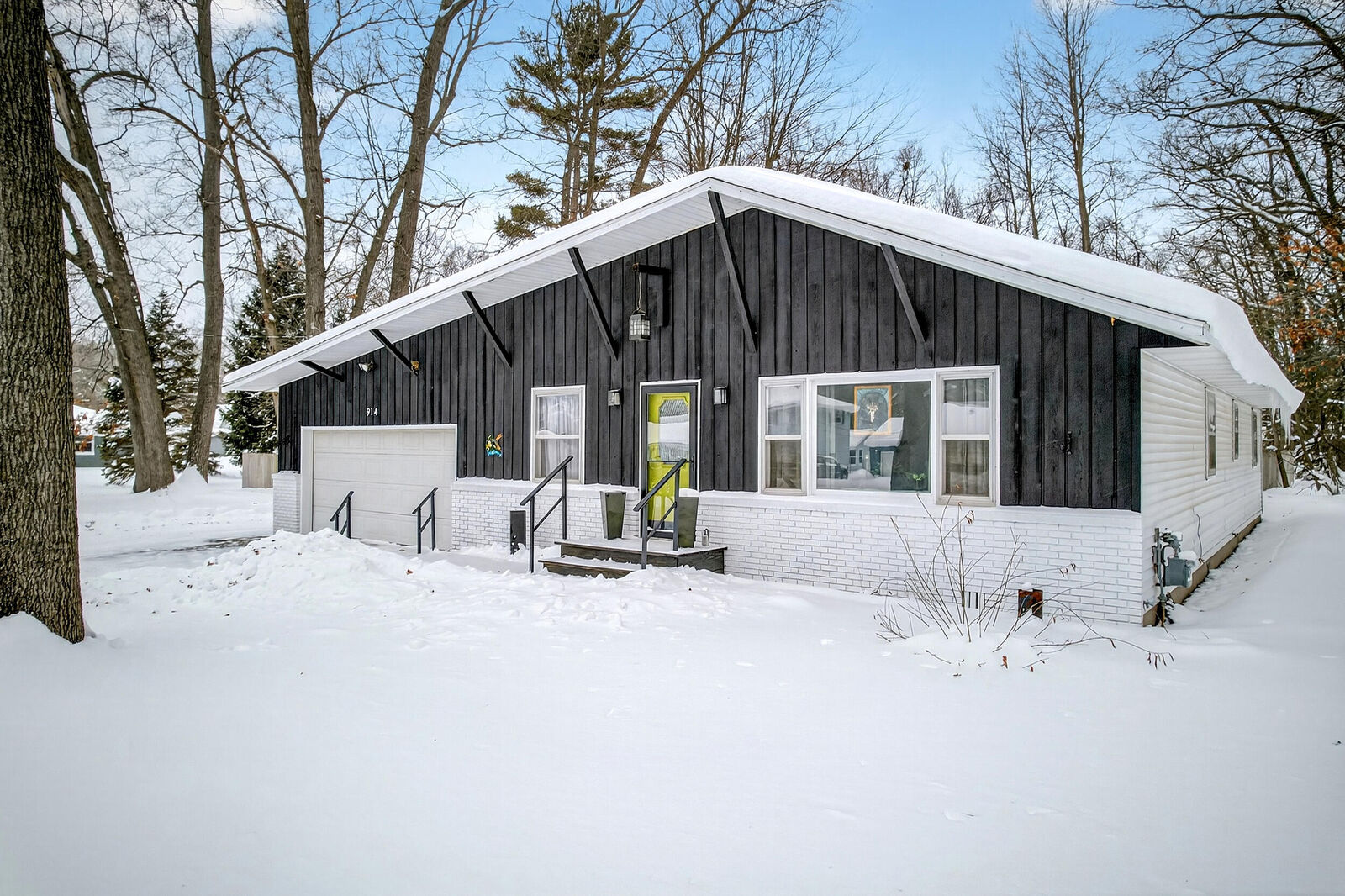 Property Photo:  914 Victor Avenue  MI 49445 