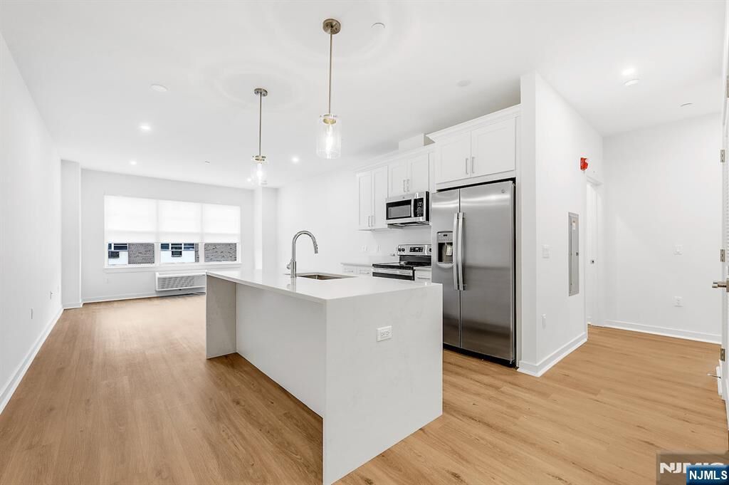 Property Photo:  74 Clarendon Place 302  NJ 07601 