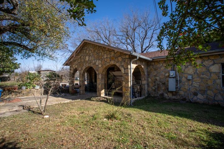 Property Photo:  1025 S Belknap Street  TX 76667 