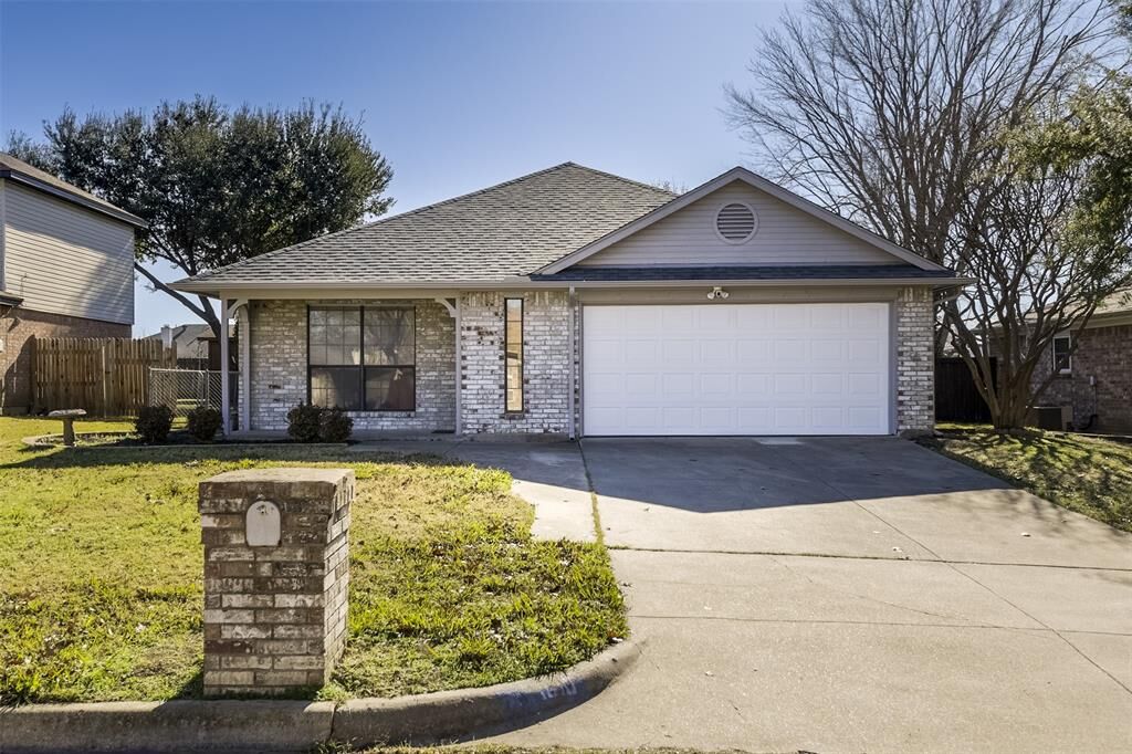 Property Photo: 1610 Oxford Drive TX 76063