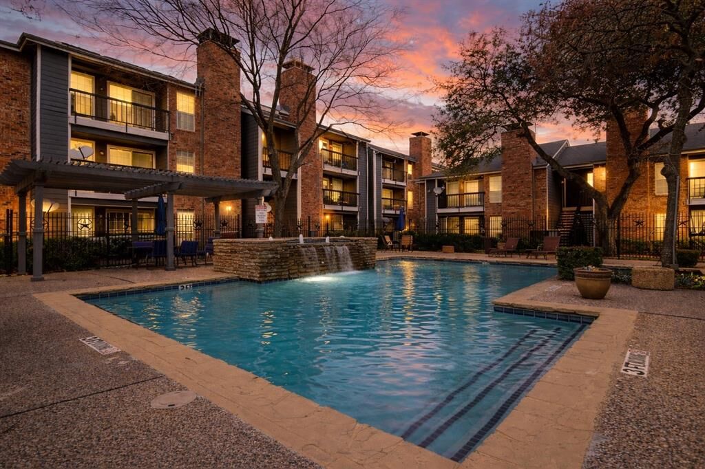 Property Photo: 18333 Roehampton Drive 224 TX 75252