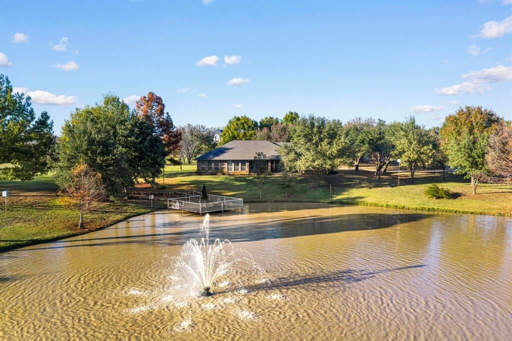 Property Photo: 1070 Lakeview Court TX 76226