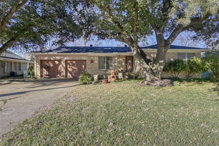 Property Photo: 707 Cozby Street N TX 76126