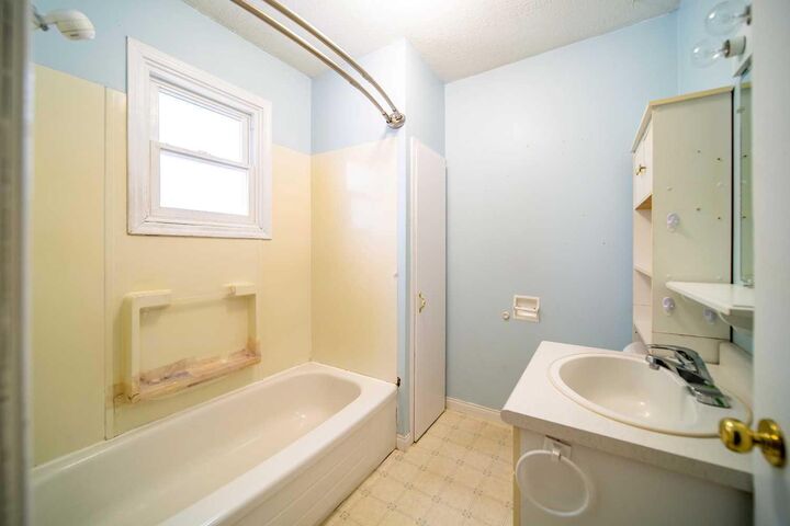 Property Photo:  706 7 Avenue  AB T9W 1B5 