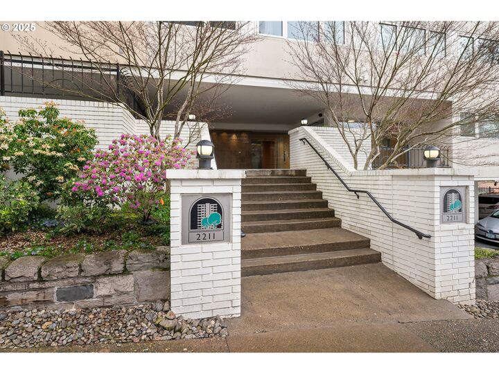Property Photo:  2211 SW Park Pl 803  OR 97205 