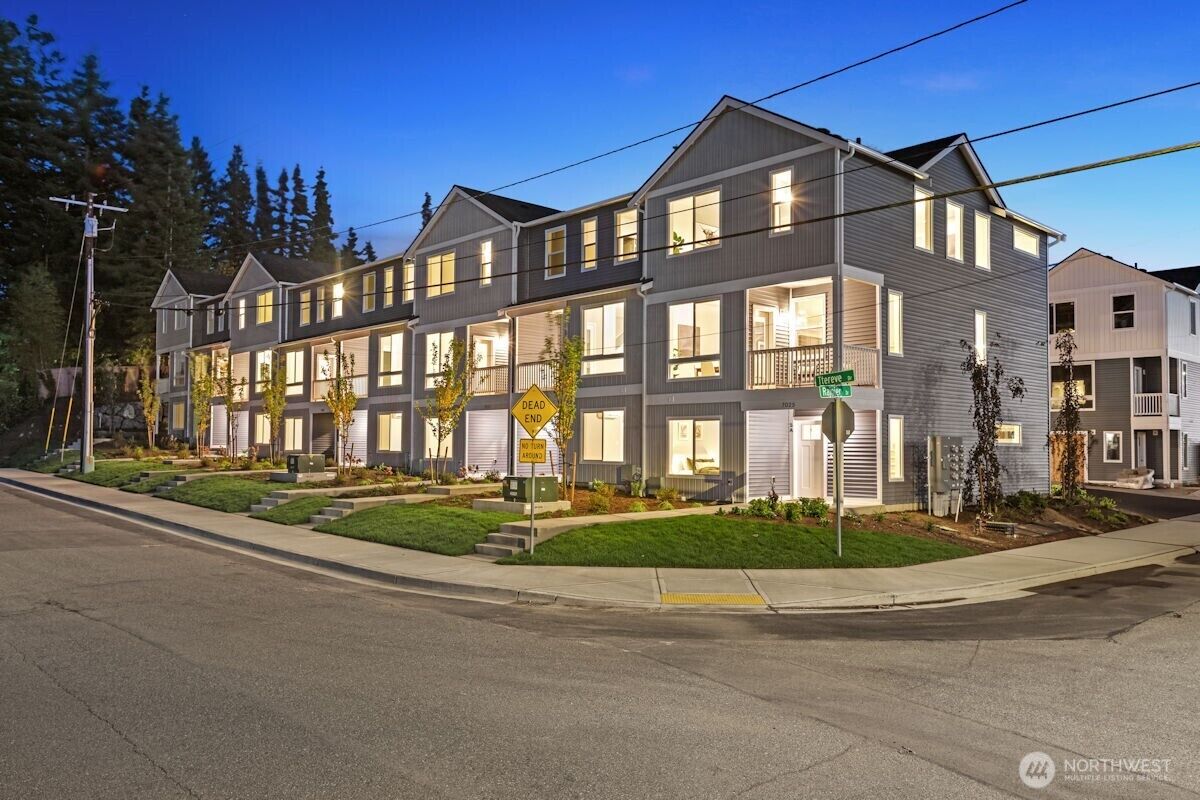 Property Photo:  7027  Rainier Drive H  WA 98203 