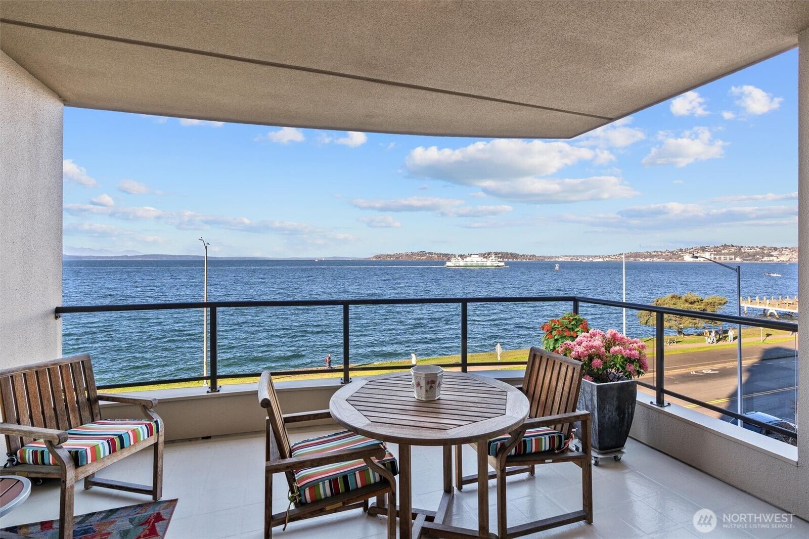 Property Photo:  1210  Alki Avenue SW 401  WA 98116 