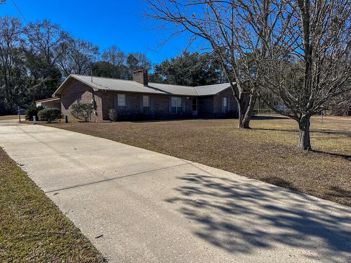 Property Photo: 4082 E Cottonwood Rd AL 36301