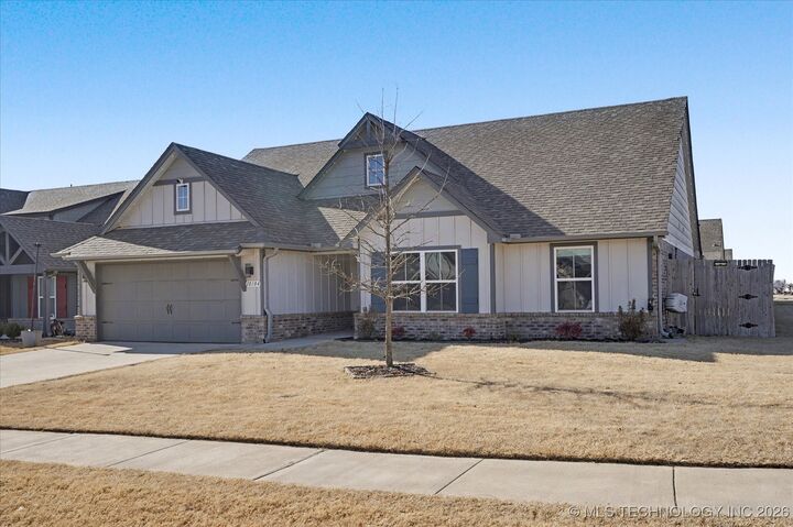Property Photo:  10104 S 233rd East Avenue  OK 74014 