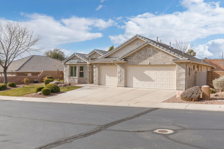 Property Photo: 1730 W Stonebridge Drive, #20 Dr UT 84770