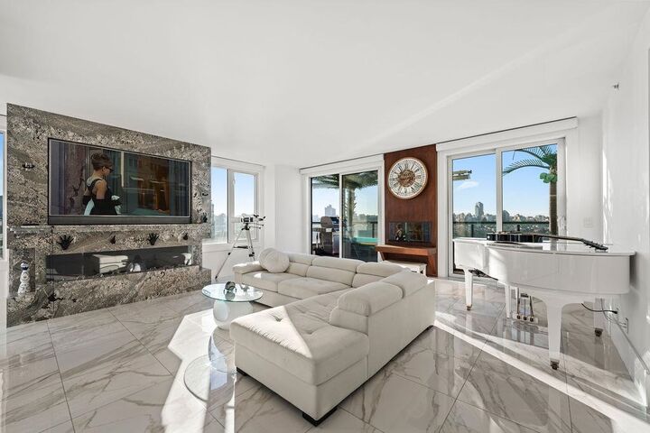 Property Photo:  199 Drake Street 19A  BC V6Z 2T9 