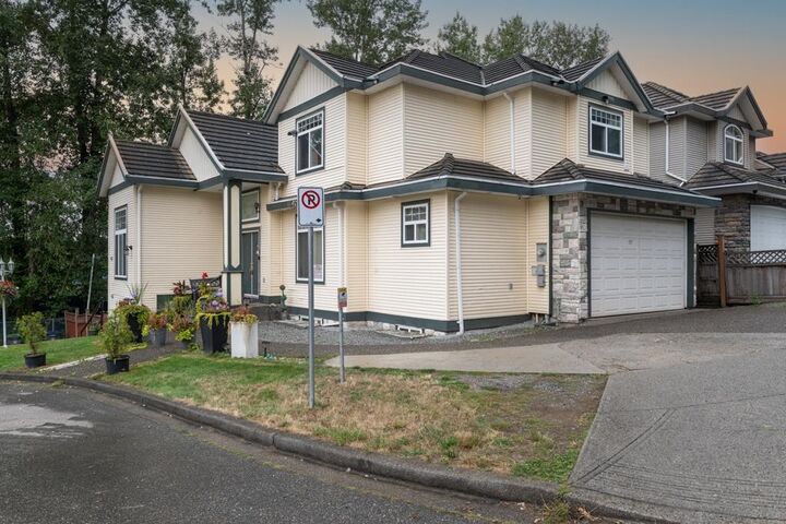 Photo de la propriété:  14490 67B Avenue  BC V3S 0T3 