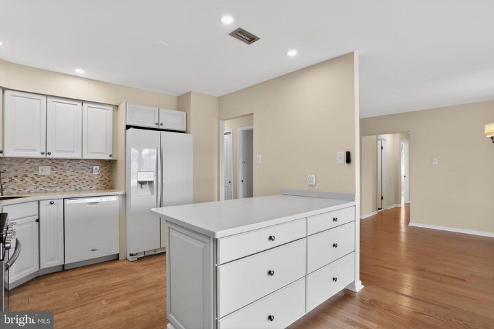 Property Photo:  215 Haddonfield Cmns 215  NJ 08033 