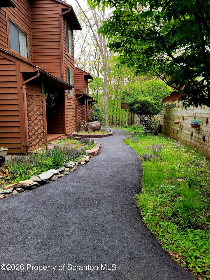 Property Photo: 128 Meadow View Court PA 18324