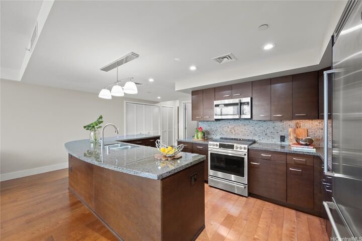 Property Photo: 1837 Kalakaua Avenue 1806 HI 96815