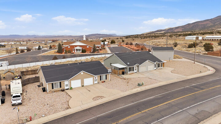 Property Photo:  577-593 E Nichols Canyon Rd 577-579 &Amp 591-593 + Rv Garage  UT 84721 