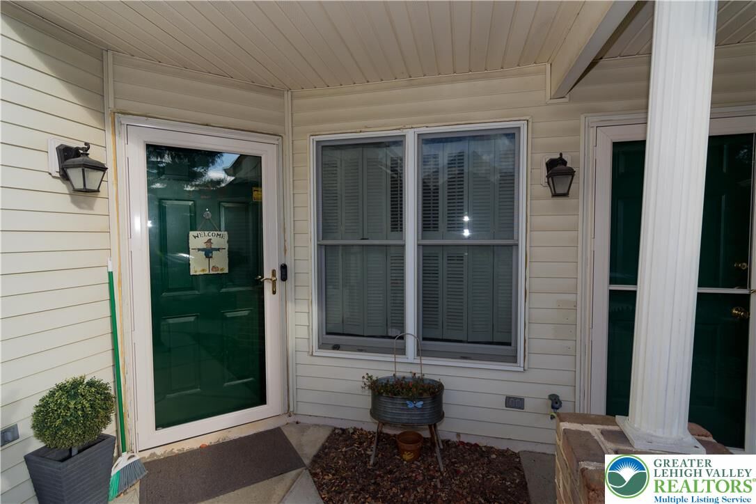 Property Photo:  124 Lindfield Circle  PA 18062 