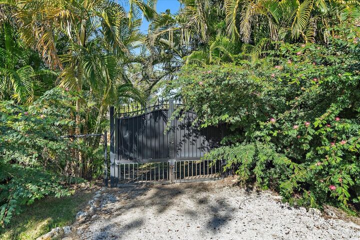 Property Photo:  1643 S Lakeshore Drive  FL 34231 