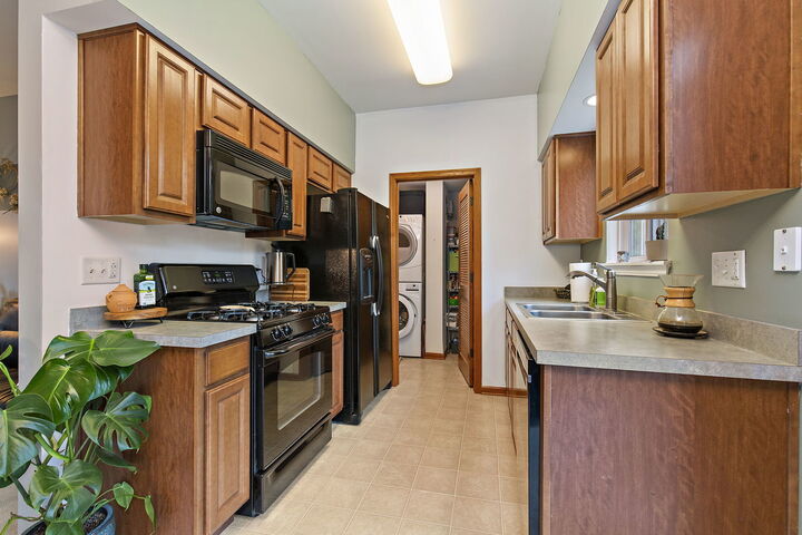 Property Photo:  1661 Cameron Drive 1661  IL 60140 