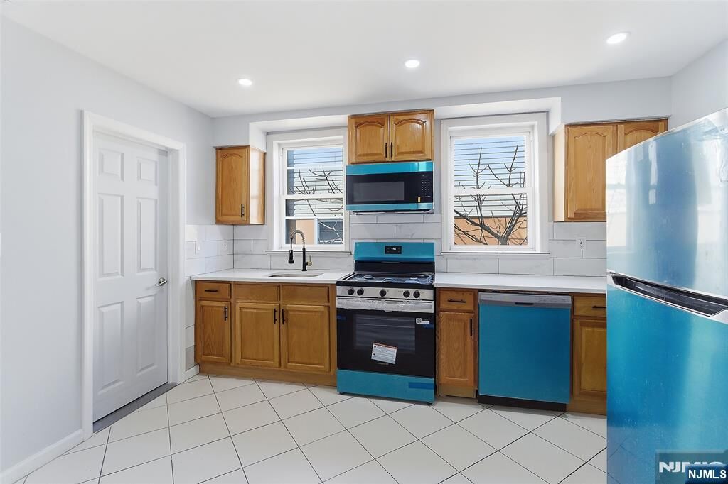 Property Photo:  280 Wilson Avenue 1R  NJ 07032 
