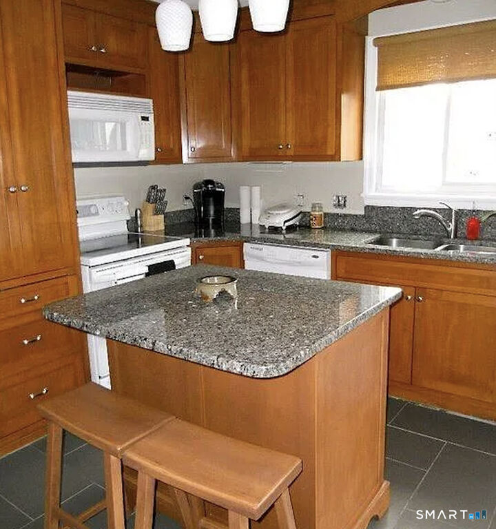 Property Photo:  