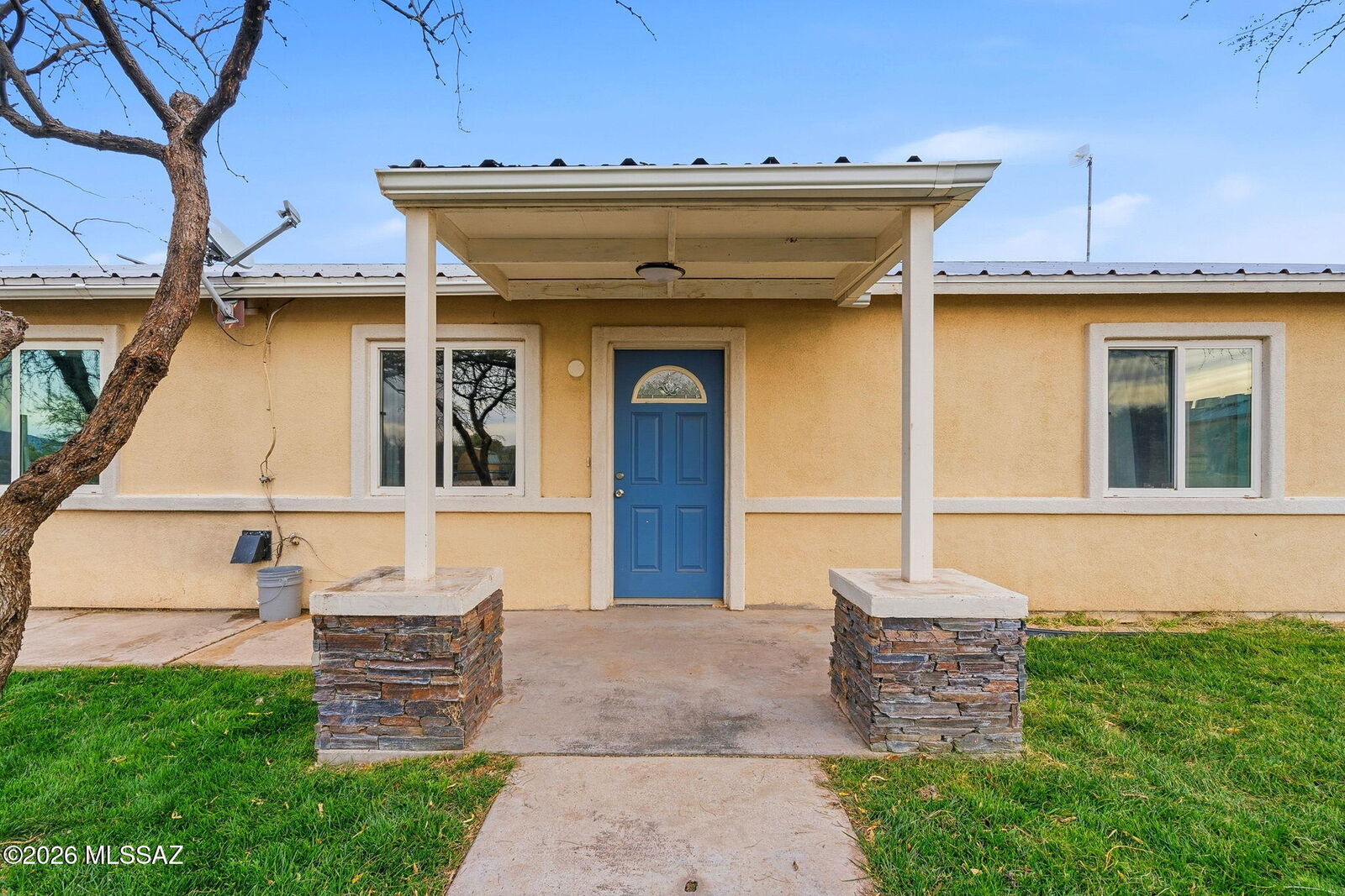 Property Photo:  697 N Palm Lane  AZ 85602 