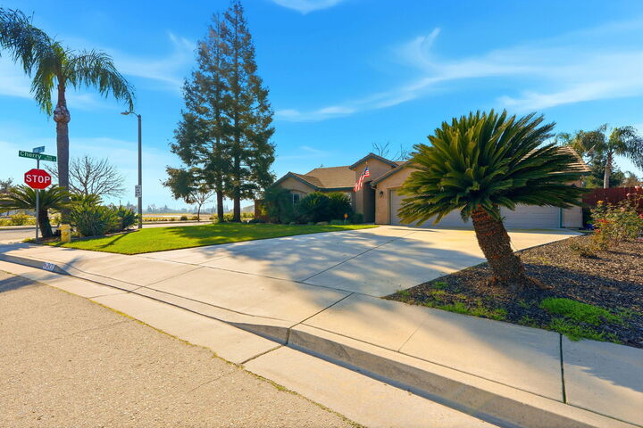 Property Photo: 2431 S Cedar Street CA 93292