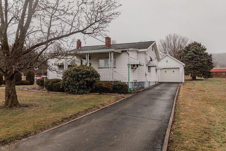 Property Photo:  9 Jordan Street  PA 15436 