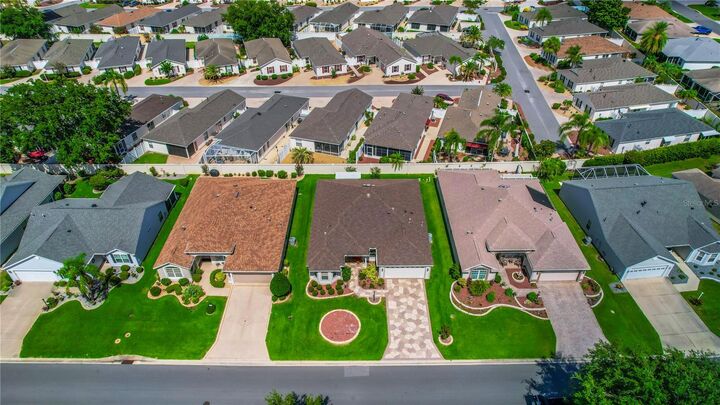 Property Photo: 725 Kingston Way FL 32162