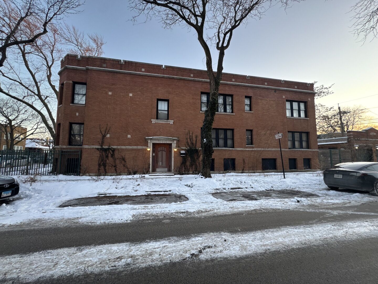 Property Photo:  2437 W North Shore Avenue 2  IL 60645 