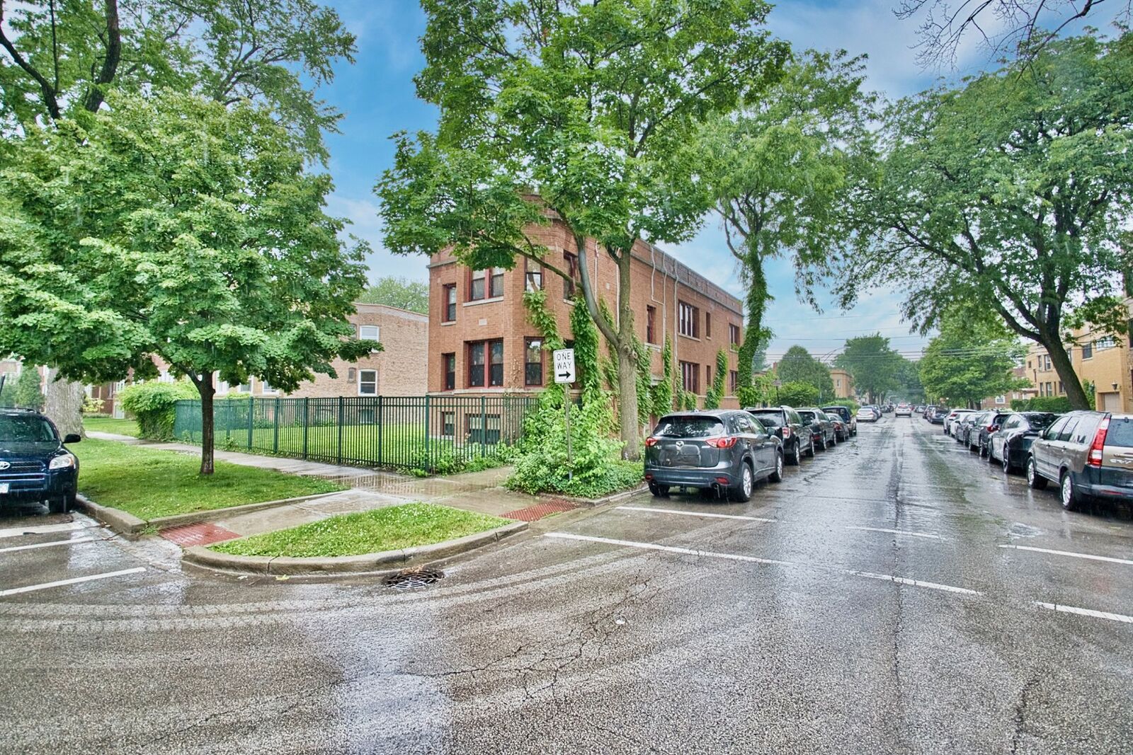 Property Photo:  2437 W North Shore Avenue 2  IL 60645 