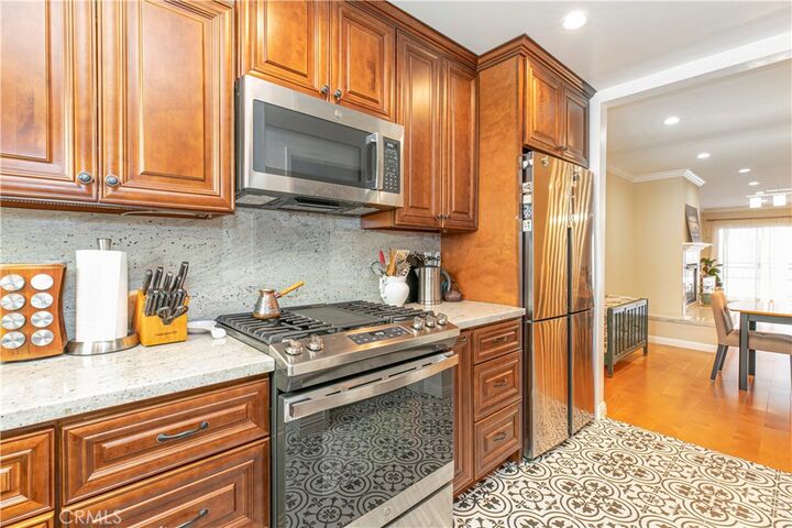 Property Photo:  1236 N Columbus Avenue 37  CA 91202 