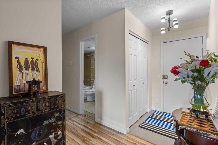 Property Photo: 305 25 Avenue SW 301 AB T2S 0L8