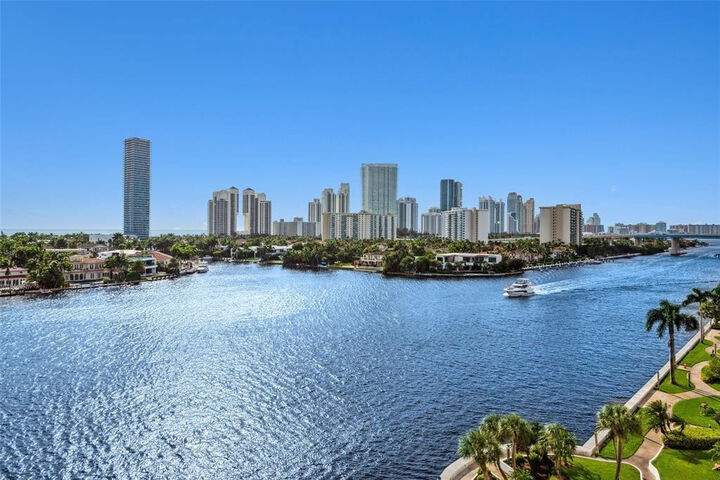 Property Photo:  19707 Turnberry Way 9J  FL 33180 