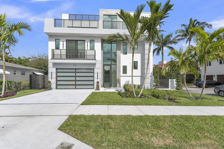 Property Photo: 913 Denery Lane FL 33483