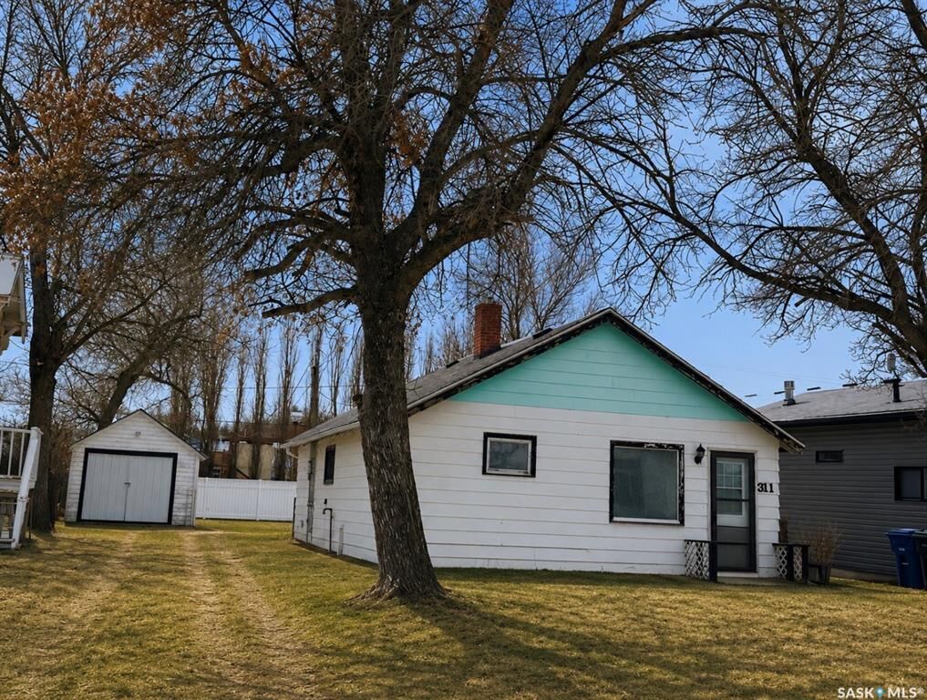 Property Photo: 311 2nd Avenue W SK S0H 0B0