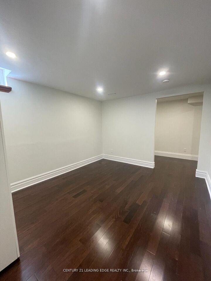 Property Photo:  1000 Lovingston Crescent  ON L4W 3K8 