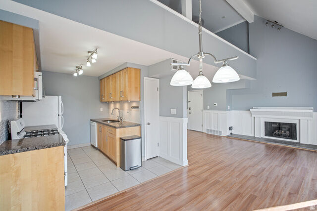 Property Photo:  475 E Creekside Cir S F  UT 84107 