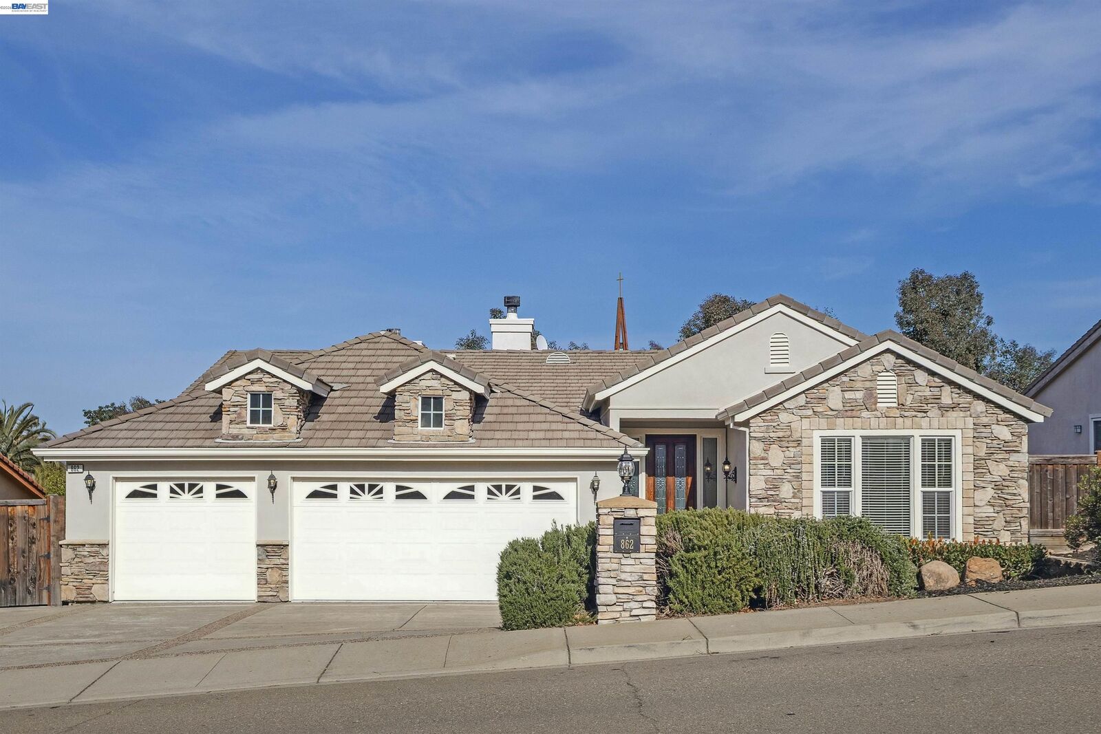 Property Photo:  862 E Angela St  CA 94566 