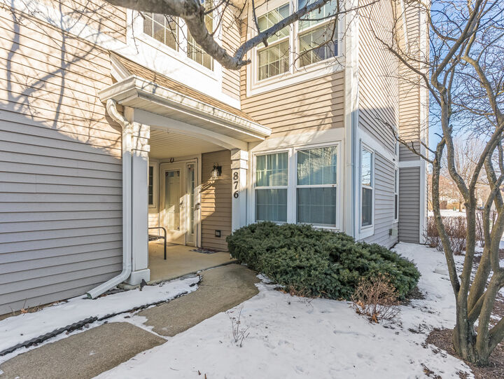 Property Photo:  876 Brompton Court 876  IL 60188 