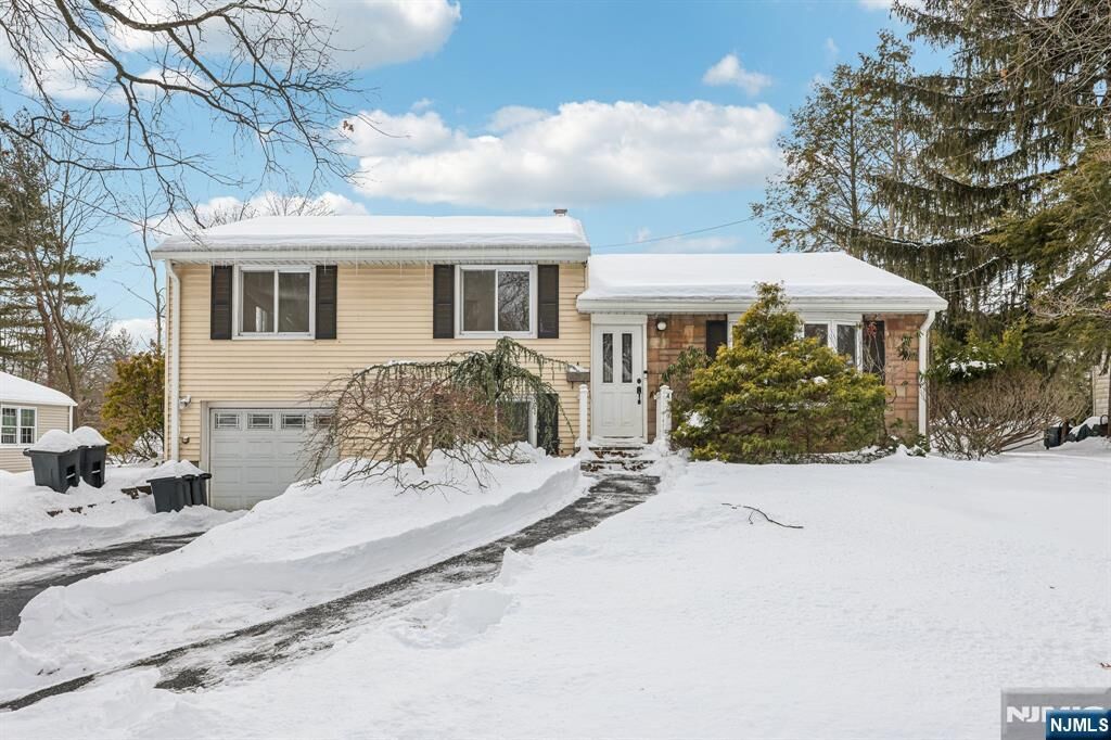 Property Photo:  4 Lockwood Lane  NJ 07624 