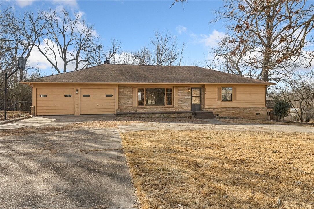 Property Photo: 624 E South AR 72601