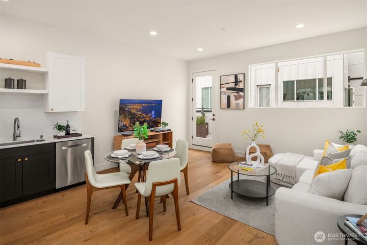 Property Photo:  2337  10th Avenue E D  WA 98102 