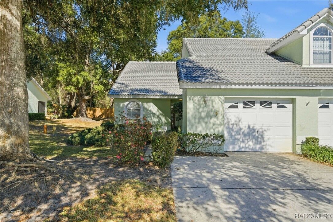 Property Photo:  817 Inverie Drive  FL 34453 