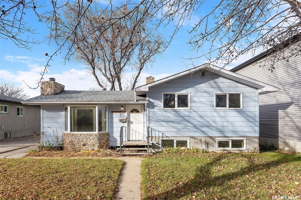 Property Photo: 1513 G Avenue N SK S7L 2B1