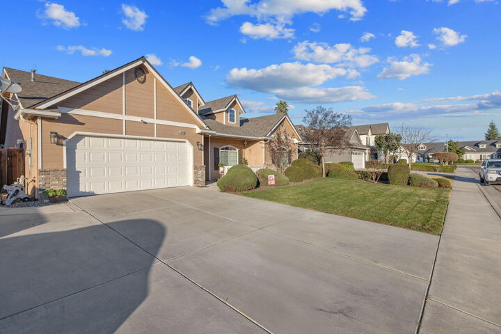 Property Photo:  4944 W Lark Avenue W  CA 93291 