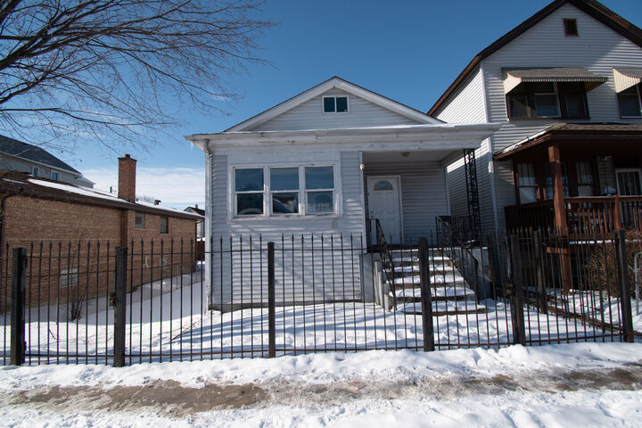 Property Photo:  10516 S Avenue L  IL 60617 