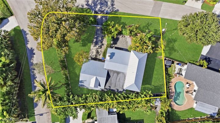 Property Photo: 1260 Forest Avenue FL 34102